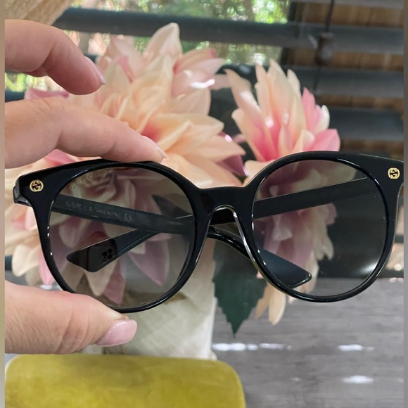 Gucci Elegant Black Sunglasses - Picture 7 of 16